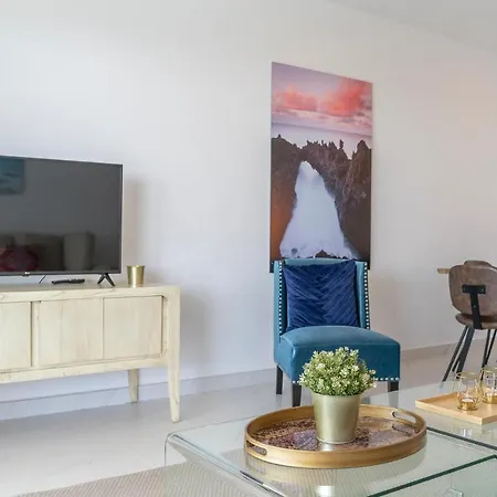 Amazing In With 2 Bedrooms, Wifi And Outdoor Swimming Pool